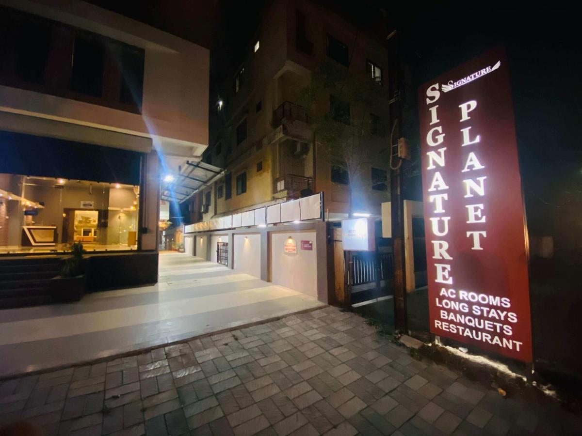 Hotel Signature Planet Индор Екстериор снимка