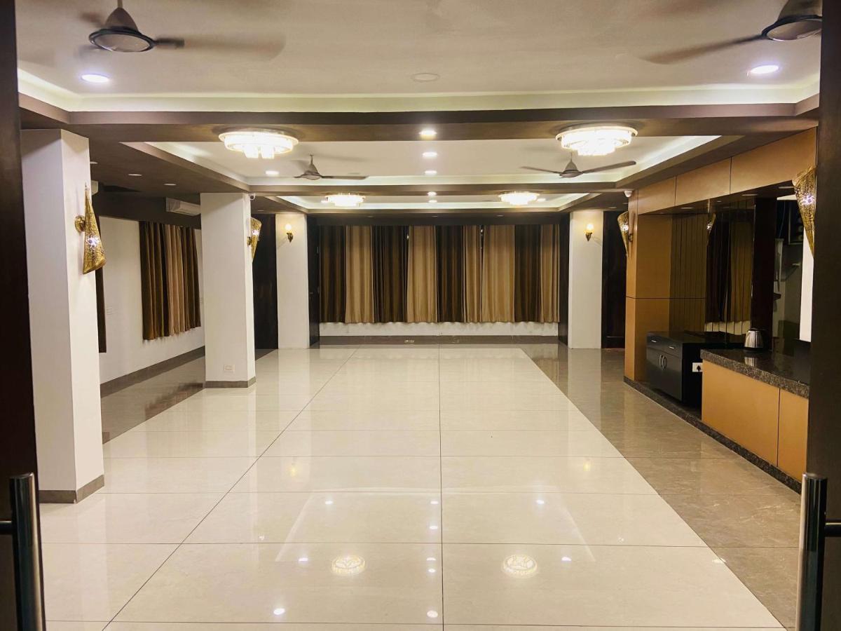 Hotel Signature Planet Индор Екстериор снимка