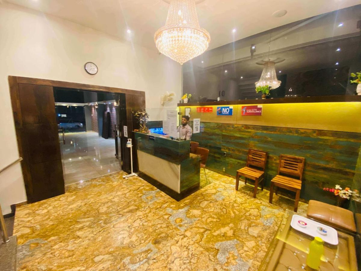 Hotel Signature Planet Индор Екстериор снимка