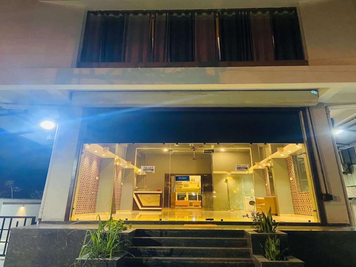 Hotel Signature Planet Индор Екстериор снимка