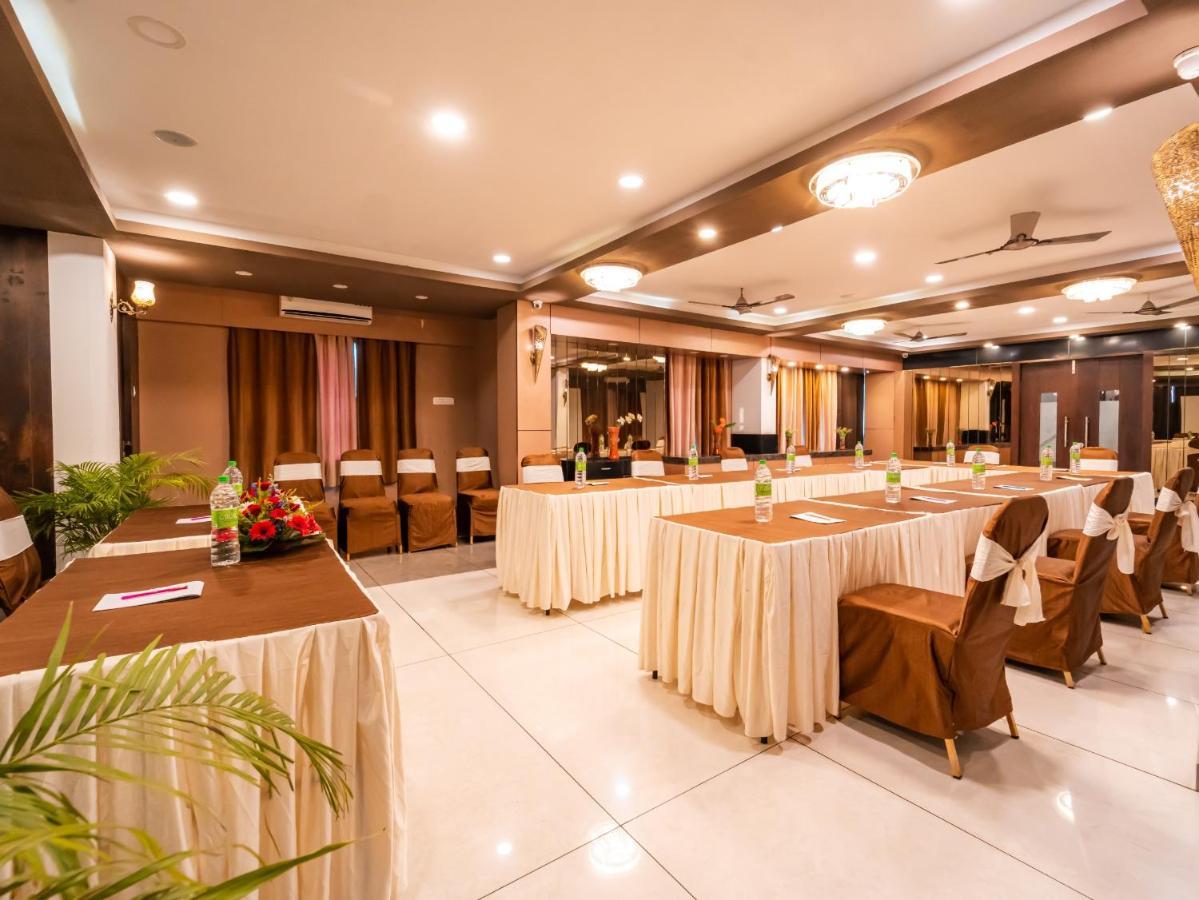 Hotel Signature Planet Индор Екстериор снимка