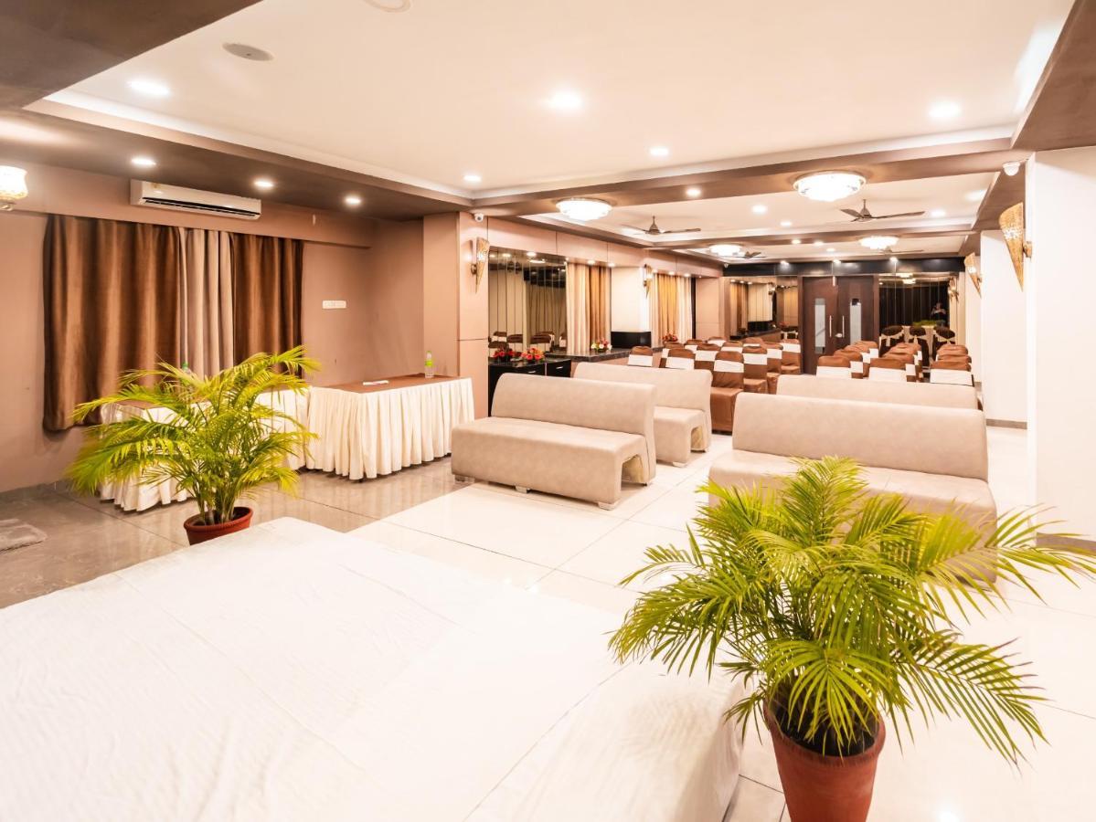 Hotel Signature Planet Индор Екстериор снимка