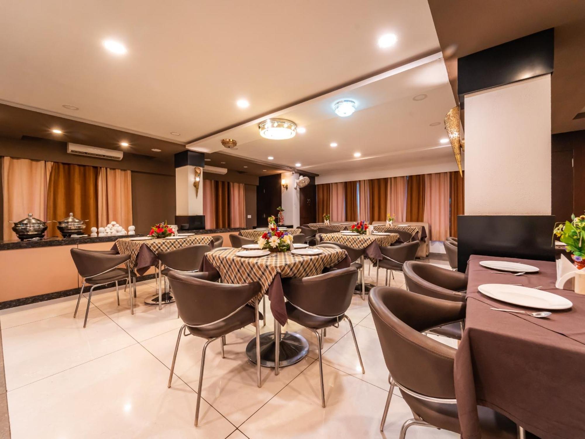 Hotel Signature Planet Индор Екстериор снимка