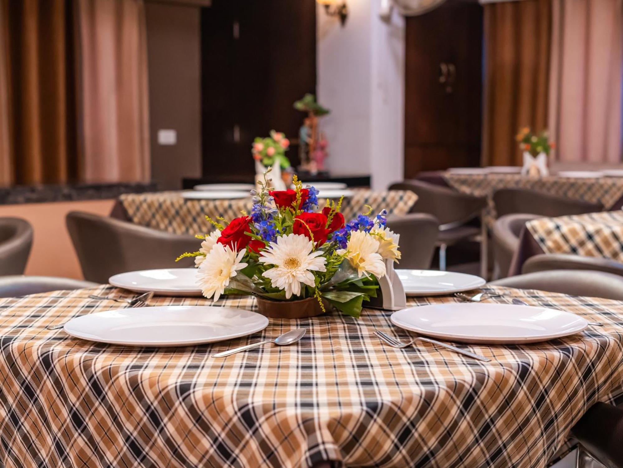 Hotel Signature Planet Индор Екстериор снимка