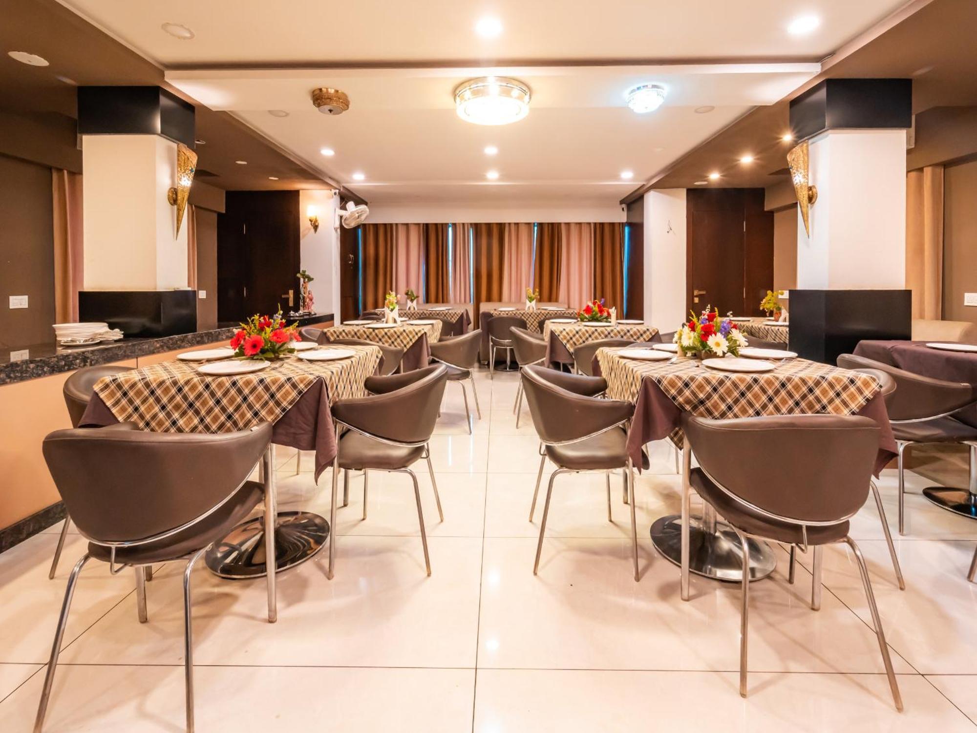 Hotel Signature Planet Индор Екстериор снимка