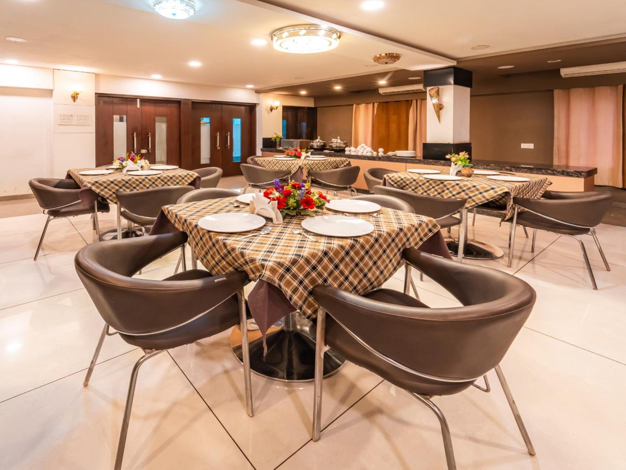 Hotel Signature Planet Индор Екстериор снимка